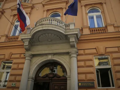   - 28.3.2014 - ustna razglasitev - Ustavno sodi&scaron;če je ustno razglasilo odločitev glede skladnosti zakona o davku na nepremičnine z ustavo - ustavni sodniki so določili da je zakon o davku na nepremičnine v neskladju z ustavo in ga razveljavilo. Odločitev je bila sprejeta soglasno.   //FOTO: Luka Cjuha