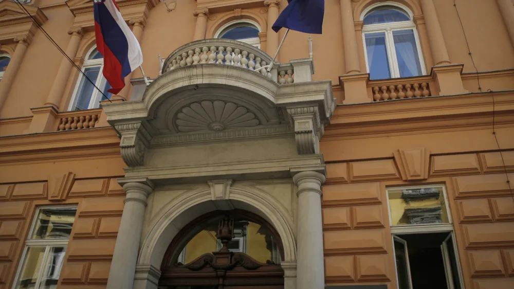   - 28.3.2014 - ustna razglasitev - Ustavno sodi&scaron;če je ustno razglasilo odločitev glede skladnosti zakona o davku na nepremičnine z ustavo - ustavni sodniki so določili da je zakon o davku na nepremičnine v neskladju z ustavo in ga razveljavilo. Odločitev je bila sprejeta soglasno.   //FOTO: Luka Cjuha