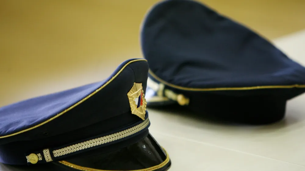 ?- simbolična fotografija - Policija - policijska kapa - uniforma -//FOTO: Toma Skale