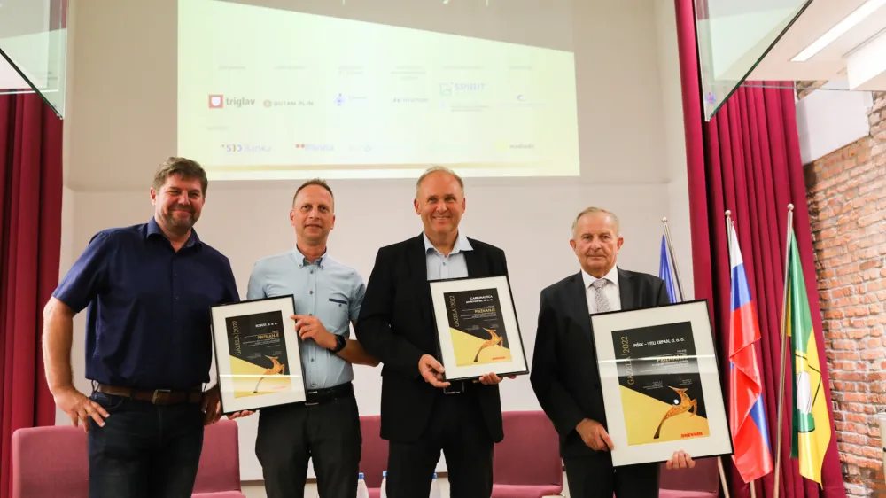 direktor podjetja Carbonautica, proizvodnja&nbsp;Igor Rozman<br><br>direktor podjetja Pi&scaron;ek-Vitli Krpan&nbsp;Franc Pi&scaron;ek<br><br>direktor podjetja Robust&nbsp;Marko Krajnc<br><br>&nbsp;<br><br>- 15.09.2022 -&nbsp;22. Slovenska GAZELA 2022&nbsp;&ndash; regijski izbor najbolj&scaron;ih najhitreje rastočih podjetij &ndash;&nbsp;razglasitev Savinjsko-zasavske gazele&nbsp;2022 v Velenju -<br><br>&nbsp;<br><br>//FOTO: Bojan Velikonja<br><br>