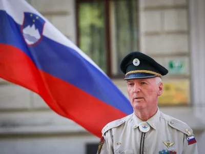 Ljubljana, pred predsednisko palaco.<br>Novinarska konferenca, na kateri je kandidaturo za predsednika republike predstavil kandidat Gibanja Osvescenih Prebivalcev Slovenije (OPS) Ladislav Troha.<br>Predsedniski kandidat Ladislav Troha.