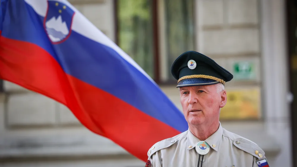 Ljubljana, pred predsednisko palaco.<br>Novinarska konferenca, na kateri je kandidaturo za predsednika republike predstavil kandidat Gibanja Osvescenih Prebivalcev Slovenije (OPS) Ladislav Troha.<br>Predsedniski kandidat Ladislav Troha.