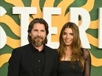 Igralec Christian Bale je bil videti zelo eleganten v črni obleki, ko se je po rdeči preprogi sprehodil s &scaron;tiri leta mlaj&scaron;o ženo Sibi Blažić. F Instagram