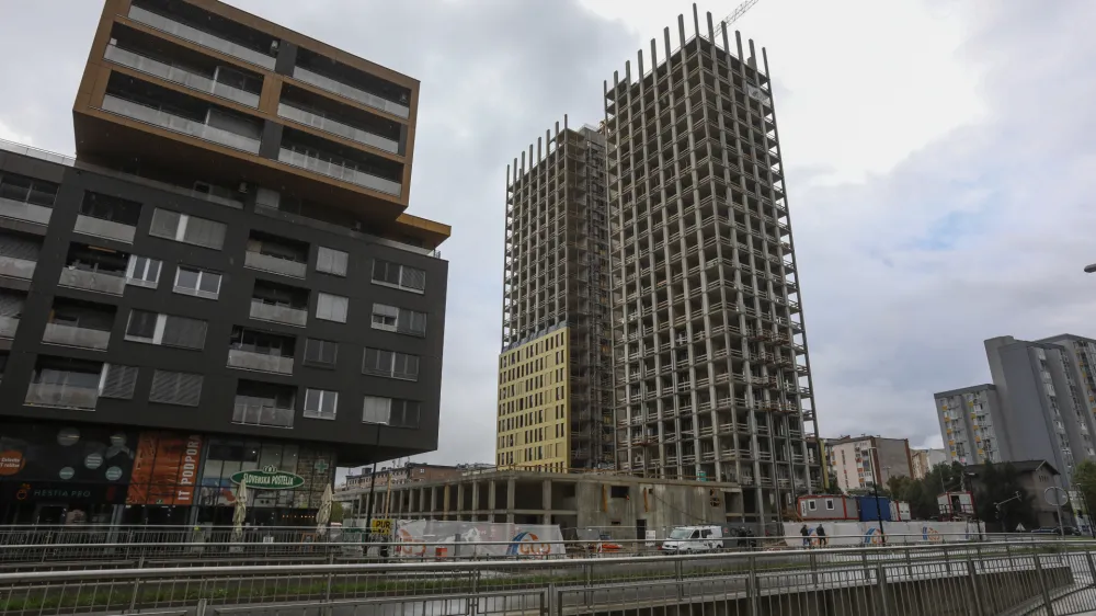 - 85 metrov visoki stanovanjski stolpnici, ki rasteta ob Celov&scaron;ki cesti v Ljubljani,<br><br>- 27.09.2022 &ndash; Projekt Celov&scaron;ka dvojčka - stanovanjsko-poslovni kompleks Spektra &ndash; gradnja dveh najvi&scaron;jih stolpnic v Sloveniji &ndash; investitor podjetje Spektra Invest v lasti trgovca Izeta Rastoderja, Raku&scaron;eva ulica 6 <br> <br>//FOTO: Luka Cjuha<br>