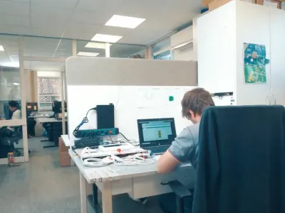 Vsi deli, razen mikrokomponent, se proizvajajo v Sloveniji, sestavne dele pa zasnujejo v podjetju. F Caretronic