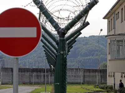 V zaporu Dob pri Mirni so lani obravnavali 80 konfliktov med zaprtimi. Udeleženih je bilo 165 oseb, 14 se jih je po&scaron;kodovalo.