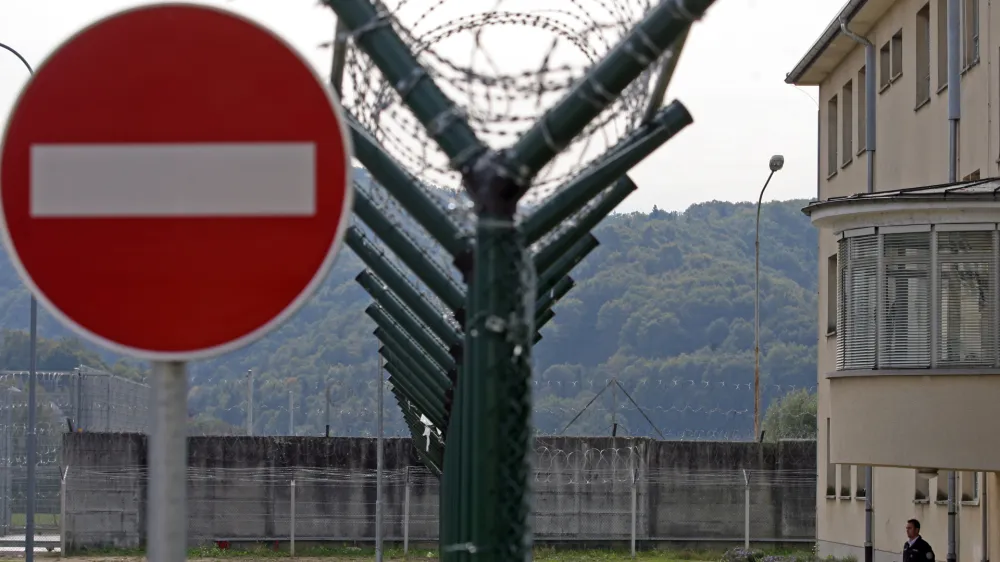 V zaporu Dob pri Mirni so lani obravnavali 80 konfliktov med zaprtimi. Udeleženih je bilo 165 oseb, 14 se jih je po&scaron;kodovalo.