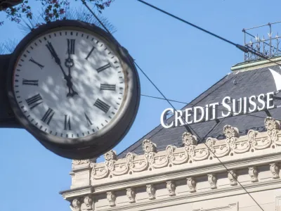 FILE PHOTO: A clock is seen near the logo of Swiss bank Credit Suisse at the Paradeplatz square in Zurich, Switzerland October 5, 2022. REUTERS/Arnd Wiegmann/File Photo