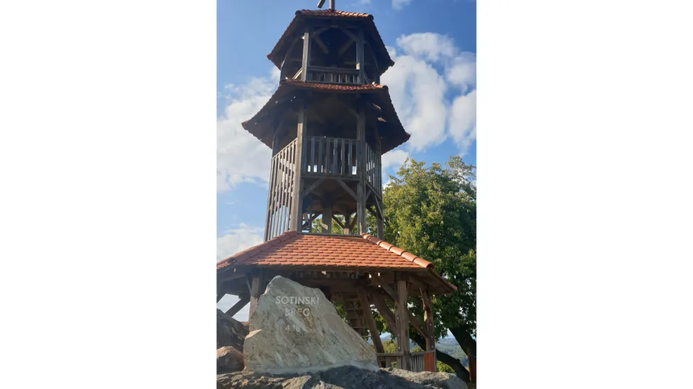 Rogasovci.<br>Razgledni stolp v Sotini, ki je v jutranjih urah pogorel.