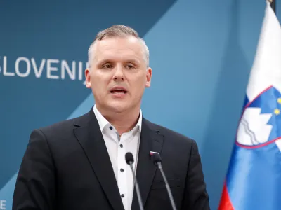 Ljubljana, drzavni zbor.<br>Novinarska konferenca po redni tedenski seji vlade.<br>Minister za infrastrukturo Bojan Kumer.