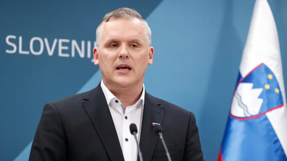 Ljubljana, drzavni zbor.<br>Novinarska konferenca po redni tedenski seji vlade.<br>Minister za infrastrukturo Bojan Kumer.
