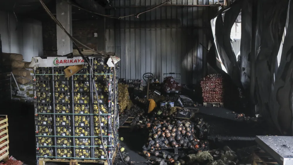 - pogori&scaron;če skladi&scaron;če FRUTIS &ndash; veleprodaja sadja in zelenjave, Plemljeva ulica 2 - 28.10.2022 &ndash; Vižmarje &ndash; požar - pogori&scaron;če - zagorelo v skladi&scaron;čnih prostorih na Plemljevi ulici v ljubljanskih Vižmarjih. //FOTO: Jaka Gasar