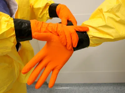 - simbolična fotografija - zdravstvo - za&scaron;čitna obleka za za&scaron;čito proti nevarnim ali okuženim snovem nepropustna za tekočine in prekriva celo telo vključno z čevlji - za&scaron;čitne rokavice - 16.04.2015 - Univezitetni klinični center (UKC) v Ljubljani - prvi primer suma okužbe z virusom ebola v Sloveniji - v ljubljanskem UKC so sprejeli bolnika, za katerega je obstajal sum, da je okužen z ebolo - &scaron;lo naj bi za Slovenko, ki se je pred kratkim vrnila iz Afrike in po prihodu domov zbolela za vročinsko boleznijo.//FOTO: Tomaž Skale 