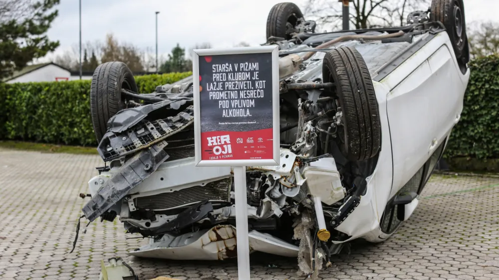 simbolična fotografija, prometna varnost, vožnja pod vpivom alkohola - prometna nesreča - 27.11.2018 - novinarska konferenca s predstavitvijo rezultatov vseslovenske iniciative za manj voženj mladih pod vplivom alkohola Heroji furajo v pižamah; //FOTO: Bojan Velikonja