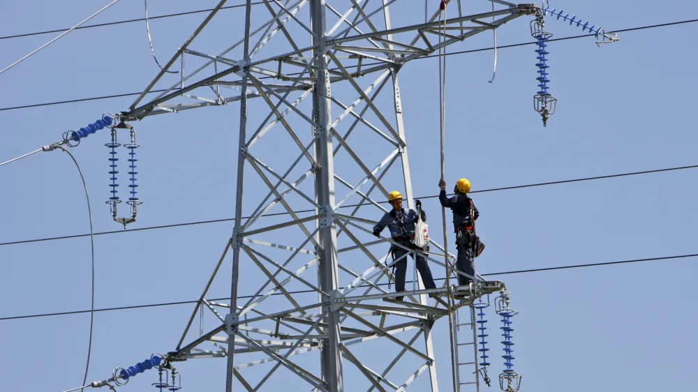 - elektrika - električni daljnovod - električna napetost - visokonapetostni vod - sevanje - elektrifikacija - delavci - delo na vi&scaron;ini - vzdrževalna dela - vzdrževanje daljnovoda - <br><br><br> //FOTO: Tomaž Skale <br>