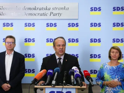 Ljubljana, DZ.<br>NK poslanske skupine SDS o zbranih podpisih za tri zakonodajne referendume.<br>Poslanci SDS Zvonko Cernac, Branko Grims in Alenka Jeraj.