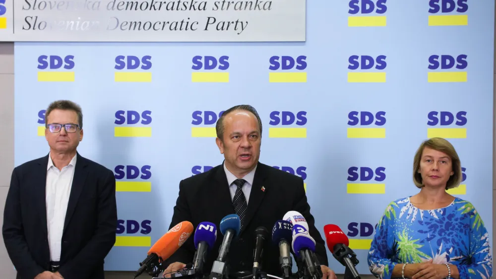Ljubljana, DZ.<br>NK poslanske skupine SDS o zbranih podpisih za tri zakonodajne referendume.<br>Poslanci SDS Zvonko Cernac, Branko Grims in Alenka Jeraj.
