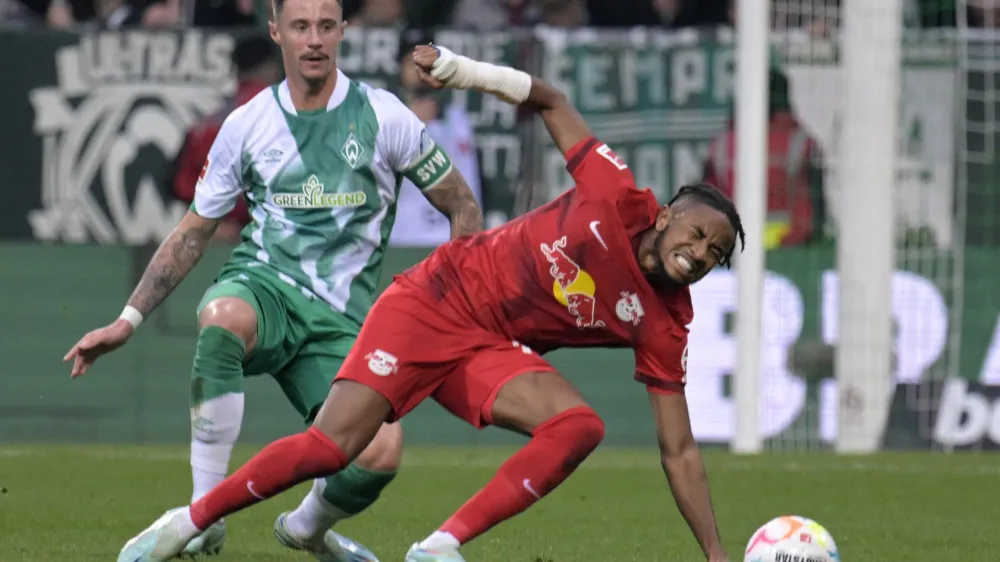 Soccer Football - Bundesliga - Werder Bremen v RB Leipzig - Weser-Stadion, Bremen, Germany - November 12, 2022 RB Leipzig's Christopher Nkunku in action with Werder Bremen's Marco Friedl REUTERS/Fabian Bimmer DFL REGULATIONS PROHIBIT ANY USE OF PHOTOGRAPHS AS IMAGE SEQUENCES AND/OR QUASI-VIDEO.