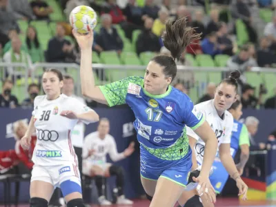 Krožna napadalka Nata&scaron;a Ljepoja (z žogo) je bila s petimi goli druga strelka Slovenije &ndash; za Ano Gros s &scaron;estimi &ndash; na tekmi proti Madžarski v Stožicah. Foto: Jaka Gasar