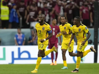 Enner Valencia (s &scaron;tevilko 13) je z dvema goloma prinesel zmago Ekvadorju na uvodni tekmi svetovnega prvenstva proti Katarju.