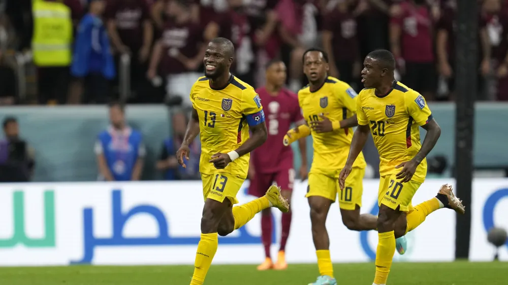 Enner Valencia (s &scaron;tevilko 13) je z dvema goloma prinesel zmago Ekvadorju na uvodni tekmi svetovnega prvenstva proti Katarju.