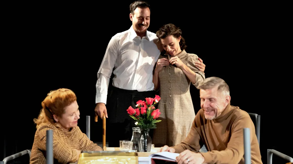 Pre&scaron;ernovo gledali&scaron;če Kranj <br>Maru&scaron;a Krese <br>DA ME JE STRAH? <br>Dramatizacija <br>Simona Hamer in Anđelka Nikolić <br>Režiserka <br>Anđelka Nikolić 