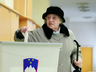 Ljubljana, Osnovna sola Toneta Cufarja. Predsedniske volitve 2012. Volisce, volilna skrinjica, oddaja glasovnice. Foto: Daniel Novakovic/STA