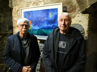 Ciril in Mi&scaron;o Ribičič, vnuka pisatelja Josipa Ribičiča, na razstavi ilustracij prenovljene izdaje knjige Koko&scaron;ji rod na Ljubljanskem gradu.