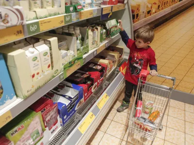 - simbolična fotografija - otroci v trgovini - nakupovanje - potro&scaron;niki - trgovci - trgovina <br><br><br>- 07.01.2015 - BTC City - Slavnostno odrtje kreativnega otro&scaron;kega mesta Minicity Ljubljana - prvo otro&scaron;ko mesto v Sloveniji v katerem otroci med 3. in 12. letom na zabaven način spoznavajo poklice in pridobivajo uporabna življenjska znanja z didaktičnimi igrami   //FOTO: Luka Cjuha..