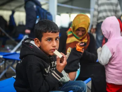 - 22.10.2015 - Avstrija - avstrijsko-slovenska meja - mejni prehod &Scaron;entilj - begunski nastavitveni center - otroci   - Begunci 2015 - migracije po zahodni balkanski poti - migracijska pot beguncev iz Sirije, Afganistana in Iraka čez Balkan proti zahodni Evropi - evropska begunska kriza - migranti   //FOTO: Bojan Velikonja"