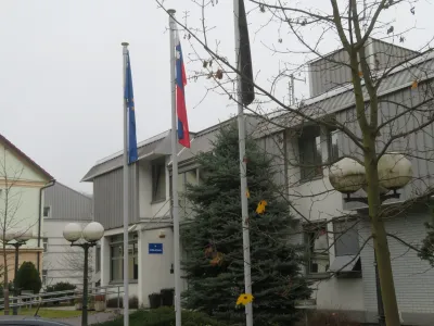 Pred policijsko postajo Kr&scaron;ko so včeraj izobesili črno zastavo. F Dragana Stanković