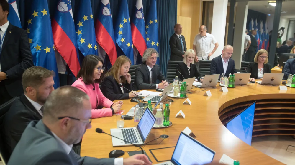 novi predsednik vlade dr. Robert Golob in ministrska ekipa<br><br><br>- 01.06.2022 &ndash; Vlada RS &ndash; 1. seja 15. vlade pod vodstvom dr. Roberta Goloba - ministri<br> <br>//FOTO: Luka Cjuha<br>