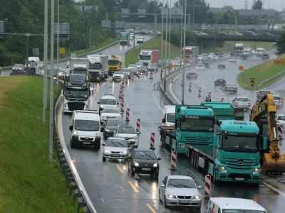 iz smeri Tomačevo - Beigrad, kolone - zgočen promet- 20.06.2016 - Severna ljubljanska obvoznica - poletna obnova razsvetljave in vozične konstrukcije na obeh smernih vozičih med kroičem Tomačevo in Celovko cesto - //FOTO: Bojan Velikonja