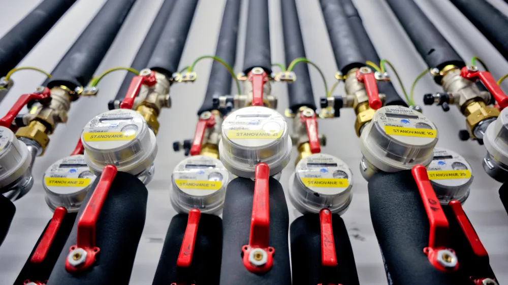 - ilustrativna fotografijacentralno ogrevanje, ogrevalni stro&scaron;ki, toplota, napeljava, vodovod - od&scaron;tevalni &scaron;tevec - poraba - - Pasivna hi&scaron;a - začasne bivalne enote Mestne občine Ljubljana za socialno ogrožene osebe, Pipanova pot 28, - odprtje movozgrajenega stanovanjskega objekta z 22 bivalnimi enotami<br><br><br>//FOTO: Tomaž Zajel&scaron;nik