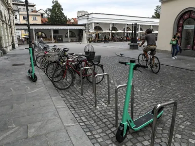 - 31.08.2022 &ndash; Električni skiroji podjetja Bolt v Ljubljani &ndash; omejitev hitrosti izposojenih e-skirojev v pe&scaron; coni na pet kilometrov na uro.  //FOTO: Luka Cjuha