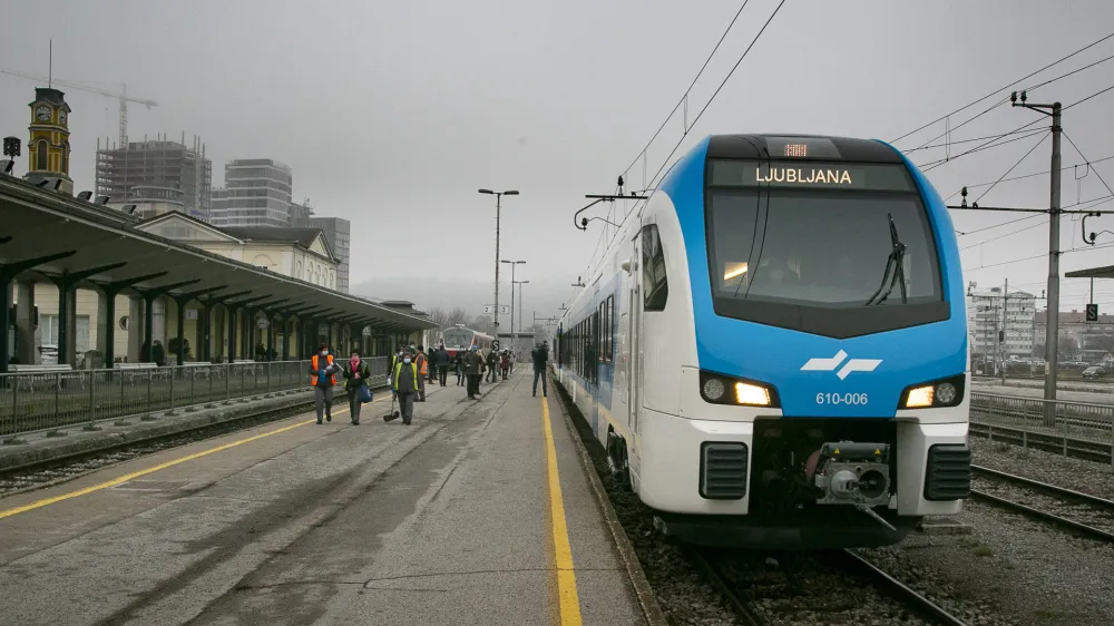 Vlak Stadler, prvi od 52 naročenih &scaron;vicarskih potni&scaron;kih vlakov, je pripeljal v Ljubljano iz Kamnika