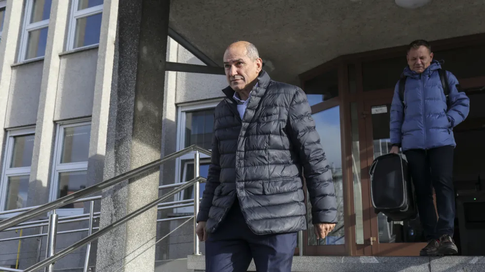 predsednik SDS Janez Jan&scaron;a, Franci Matoz, odvetnik Janeza Jan&scaron;e- 22.12.2022 &ndash; Okrožno sodi&scaron;če Kranj &ndash; od&scaron;kodninska tožba predsednika SDS Janeza Jan&scaron;e zoper sodnike in nekdanjo tožilko zaradi sodnega procesa Patria v vi&scaron;ini 900 tisoč evrov. //FOTO: Jaka Gasar