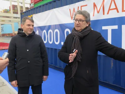 Koper, Luka Koper.<br>Slovesnost Luke Koper ob rekordnem pretovoru na kontejnerskem terminalu, kjer so presegli mejo milijona pretovorjenih kontejnerskih enot.<br>Predsednik uprave Luke Koper Bostjan Napast in predsednik pristaniske uprave v Trstu ter predsednik organizacije evropskih pristanisc ESPO Zeno D'Agostino.