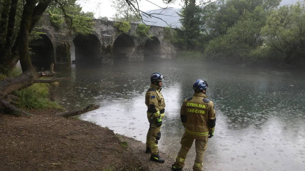 Reka unica - civilna za&scaron;čita- 26.07.2022 &ndash; kritično stanje vodooskrbe v slovenski Istri &ndash; prispeli prvi tovornjaki s cisternami surove vode iz reke Unice v vodarno Rižanskega vodovoda v Cepkih pri Dekanih.  //FOTO: Luka Cjuha