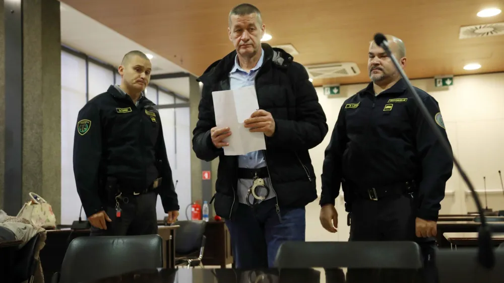 Srđan Petrović<br><br>- 03.01.2023 &ndash; sojenje primer Kava&scaron;ki klan - nadaljevanje predobravnavnih narokov domnevnim članom slovenskega dela Kava&scaron;kega klana, ta izvira iz Črne gore &ndash; tožilstvo očita, da naj bi vsaj od decembra 2018 do maja 2021 na območju več držav v okviru hierarhično organizirane kriminalne združbe na veliko trgovali z drogo.<br><br>//FOTO: Tomaž Skale<br>
