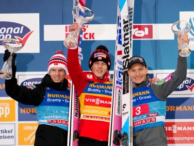 Vladarji leto&scaron;nje novoletne turneje so Norvežan Halvor Egner Granerud (levo), ki vodi v skupnem se&scaron;tevku bitke za zlatega orla, Poljak Dawid Kubacki (v sredini), nosilec rumene majice vodilnega v svetovnem pokalu, in Slovenec Anže Lani&scaron;ek (desno).