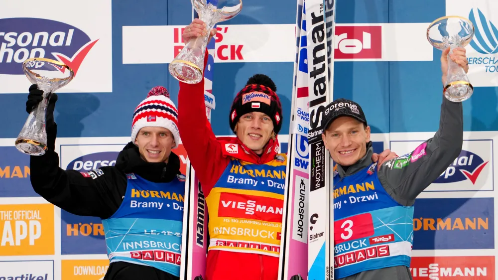 Vladarji leto&scaron;nje novoletne turneje so Norvežan Halvor Egner Granerud (levo), ki vodi v skupnem se&scaron;tevku bitke za zlatega orla, Poljak Dawid Kubacki (v sredini), nosilec rumene majice vodilnega v svetovnem pokalu, in Slovenec Anže Lani&scaron;ek (desno).