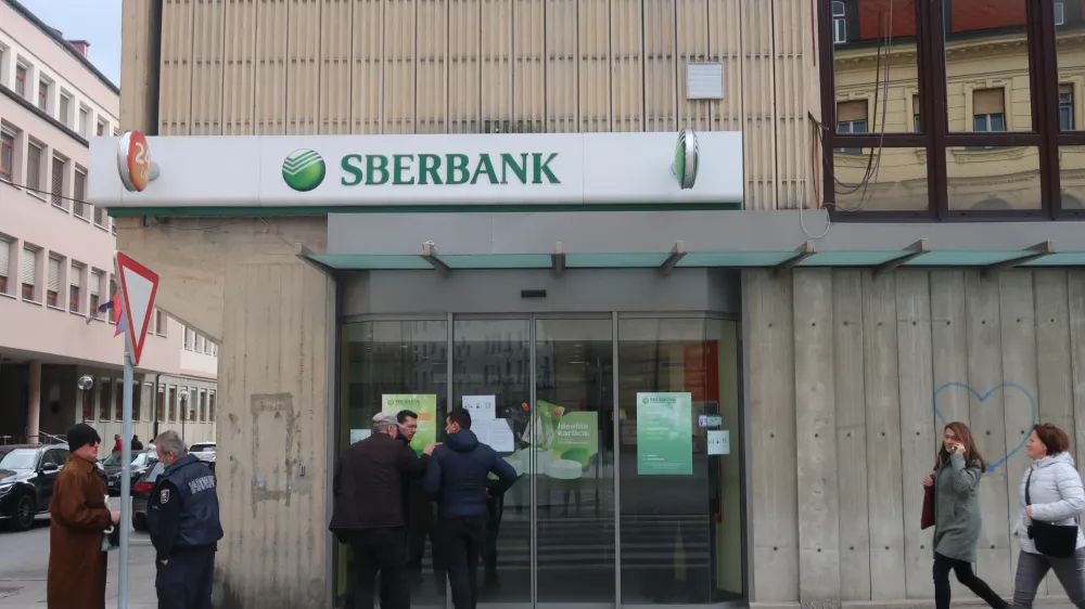 Celje, celjska izpostava Sberbanke.<br>Komitenti Sberbanke lahko na bankomatih dvignejo najvec 400 evrov.<br>Foto:Lili Pusnik/STA