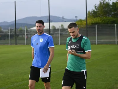 trener Olimpije Albert RIERA (levo), Timi Max El&scaron;nik<br><br>- 27.07.2022 &ndash; Nogometni klub NK Olimpija &ndash; trening pred povratno tekmo proti romunskemu Sepsiju v kvalifikacijah za konferenčno ligo<br><br> <br><br>//FOTO: Nik Erik Neubauer