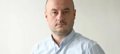 Primož Knez, komentator - kronika<br><br><br><br>- Dnevnik 2016 - portreti za komentarje in kolumne - komentatorji - novinarji - novinar - <br><br><br><br><br><br>//FOTO: Toma Skale