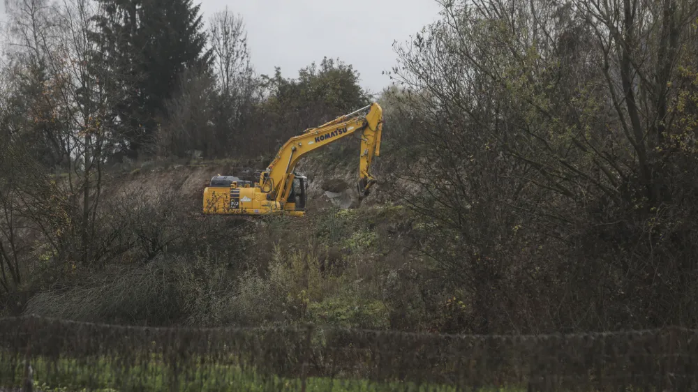 - 01.12.2022 &ndash; Stanežiče &ndash; deponija &ndash; sanacija nelegalnega nasutja gradbenega materiala, kamor je občinski izvajalec Prenova-Gradbenik odlagal gradbeni material z gradbi&scaron;č na Trža&scaron;ki in Dunajski cest //FOTO: Jaka Gasar