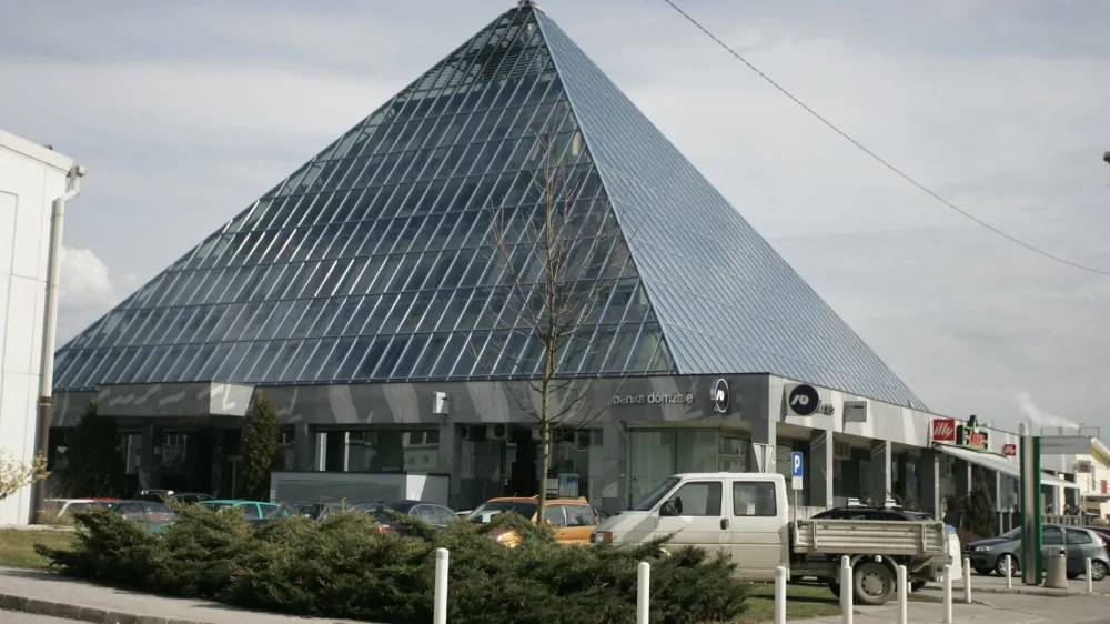 Urbanistična zasnova v izhodi&scaron;čih za spremembo prostorskega akta predlaga spremembo namenske rabe iz gospodarske v centralne dejavnosti tudi na področju &raquo;piramide&laquo;. Foto: Arhiv Dnevnika