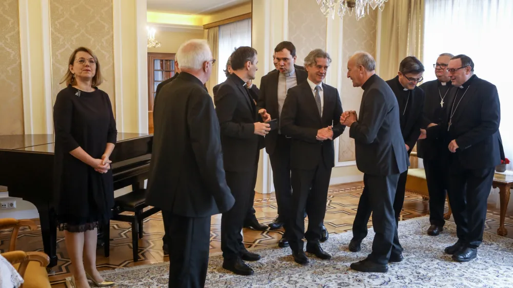 predsednik vlade Robert Golob, ljubljanski pomožni &scaron;kof msgr. dr. Anton Jamnik <br><br>- 11.01.2023 - Slovenska &scaron;kofovska konferenca - obisk predsednika vlade s člani S&Scaron;K<br><br>&nbsp;<br><br>//FOTO: Luka Cjuha