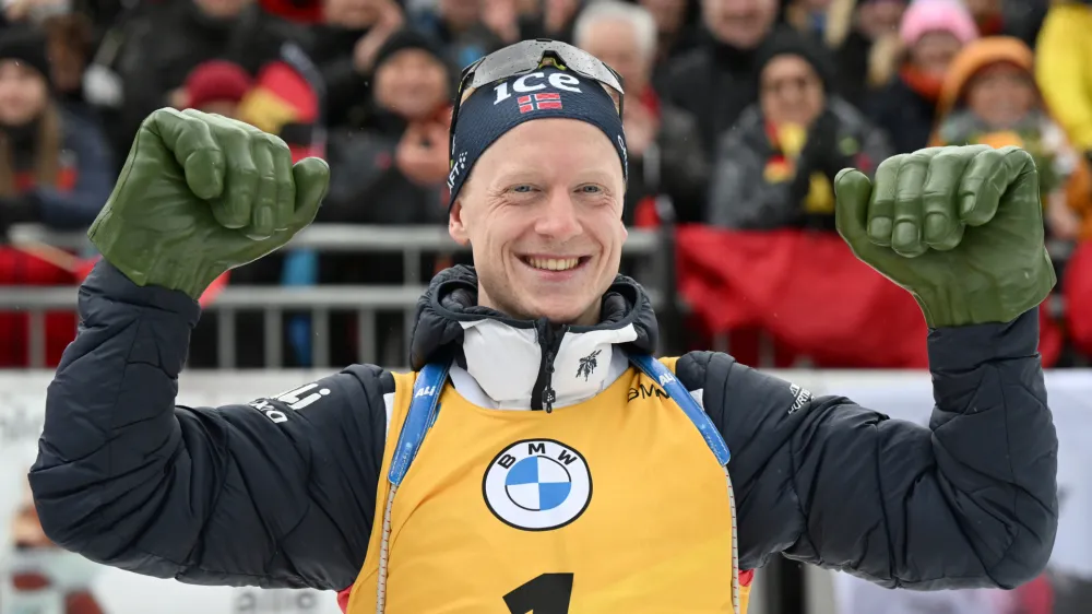 15 January 2023, Bavaria, Ruhpolding: Norway's Johannes Thingnes Boe celebrates with Hulk hands after winning the men's mass start 15 kilometres competition at the IBU&nbsp;Biathlon World Cup in Ruhpolding. Photo: Sven Hoppe/dpa