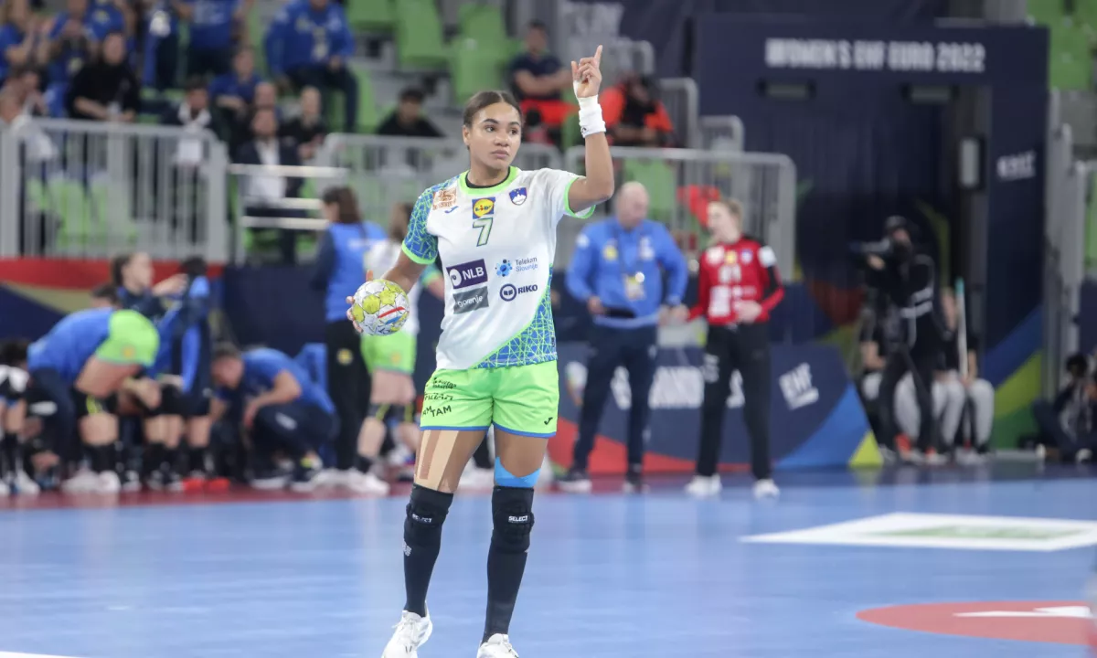 Igralka nigerijsko-bolgarskih korenin je kot naturalizirana Slovenka nastopala tudi za reprezentanco.